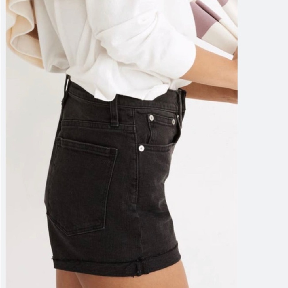 🖤Levi’s🖤 Black cuff Mid-length Short Size 31